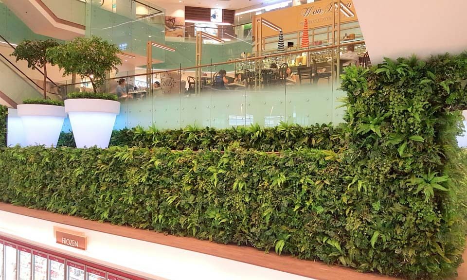 Feature-Vertical-Garden-Wall-in-Shopping-Mall-960x576
